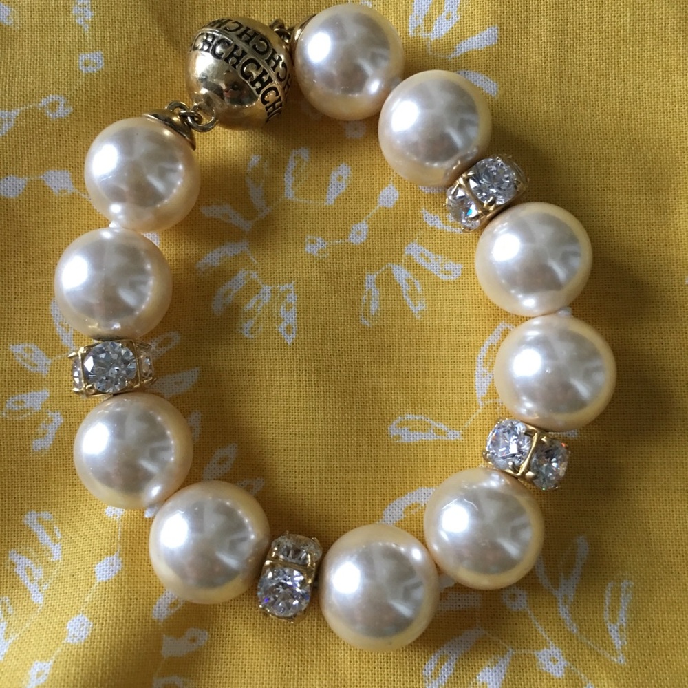Faux Carolina Herrera magnetic pearl bracelet
